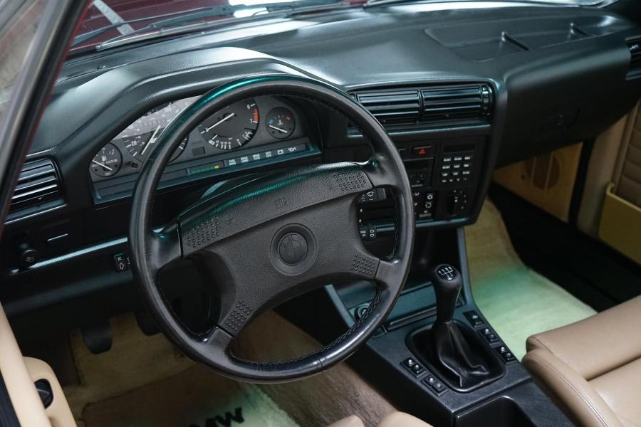 Интерьер BMW 325i Convertible (Calypso Red) 1990 года  (фото 95 из 190)